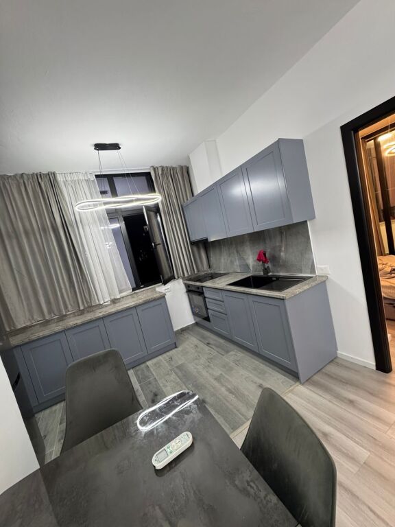 Apartament 1+1 për qira në qendër të Tiranës !