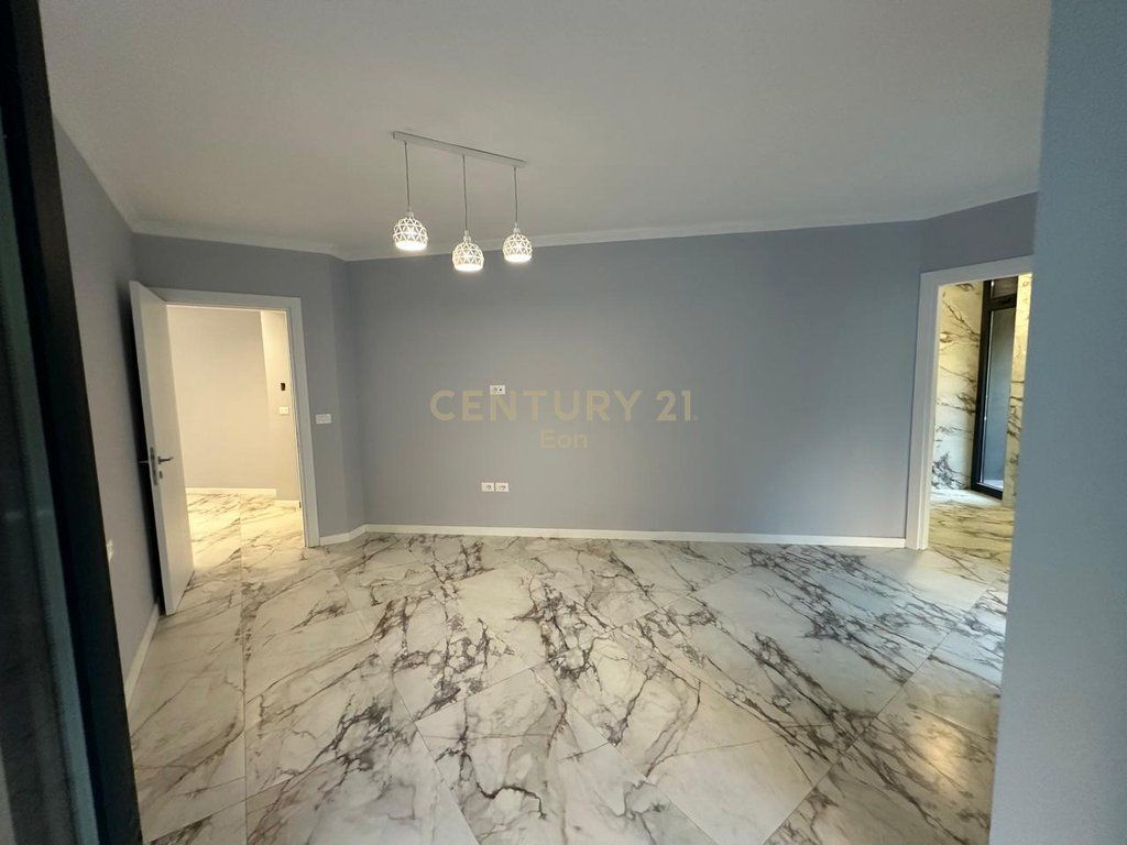 SHITET APARTAMENT 2+1+2 ME PAMJE DETI TEK "WHITE HILL RESIDENCE" NE CURRILA !