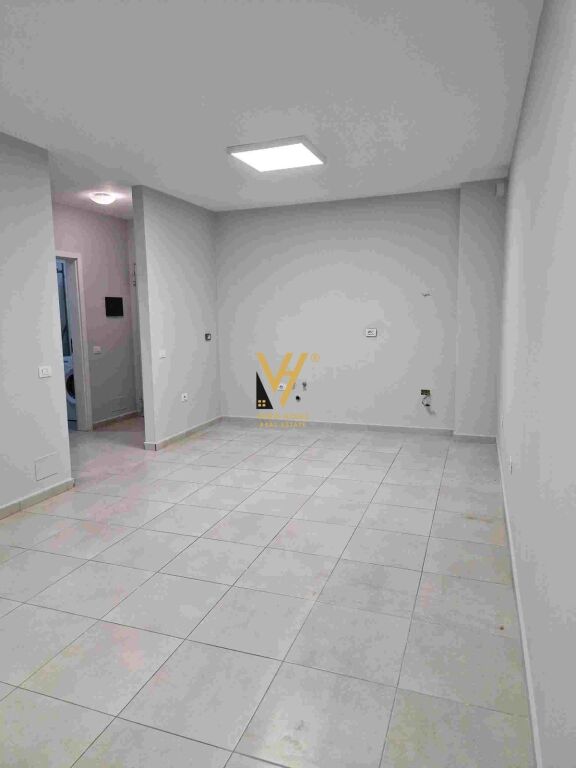 JEPET ZYRE 50 M2 ME QERA TE MANGALEMI, 21 DHJETORI 40.000 LEKE