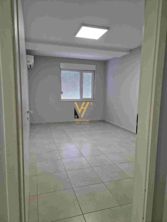 JEPET ZYRE 50 M2 ME QERA TE MANGALEMI, 21 DHJETORI 40.000 LEKE