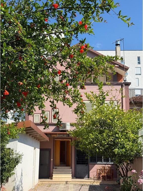 Villa su 3 piani in affitto a Selite