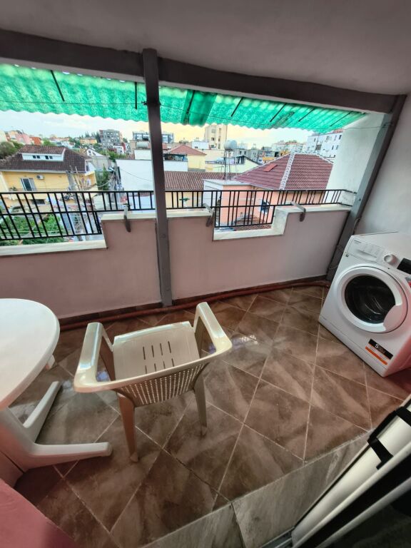 Jepet Apartament me Qera tek Brryli afer Votres  me Cmimin 350 mije leke