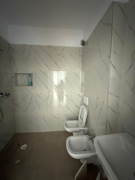 🏡 Apartament 1+1 me Post Parkimi për Qera 📍 Rruga 5 Maji