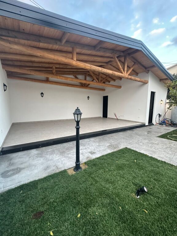 🏢 Shitet Godinë Biznes + Banim,buzë rruge kryesore,afer stadiumit, Kavaje