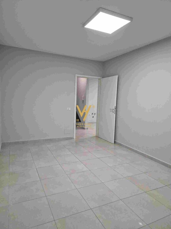 JEPET ZYRE 50 M2 ME QERA TE MANGALEMI, 21 DHJETORI 40.000 LEKE