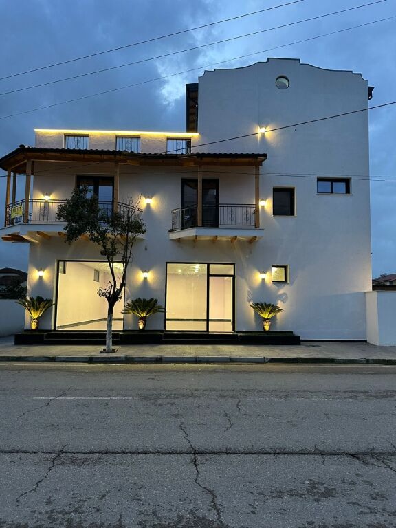 🏢 Shitet Godinë Biznes + Banim,buzë rruge kryesore,afer stadiumit, Kavaje