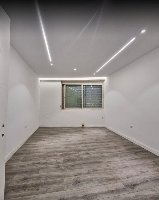🌟🔑 EXCLUSIVE – FOR RENT! 🔑🌟  📍 Super Location – Pazari i Ri 🚶‍♂️ Street front, with high visibility and fantastic advertising opportunities!  ✨ Newly renovated space