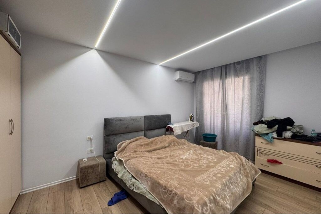 Shitet Apartament 1+1 tek Bar Artisti, Astir