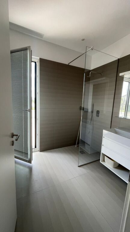 Shitet, Vilë Moderne, Vishnjë, Tiranë – 1,200,000€ | 750 m² truall | 250 m² ndërtim