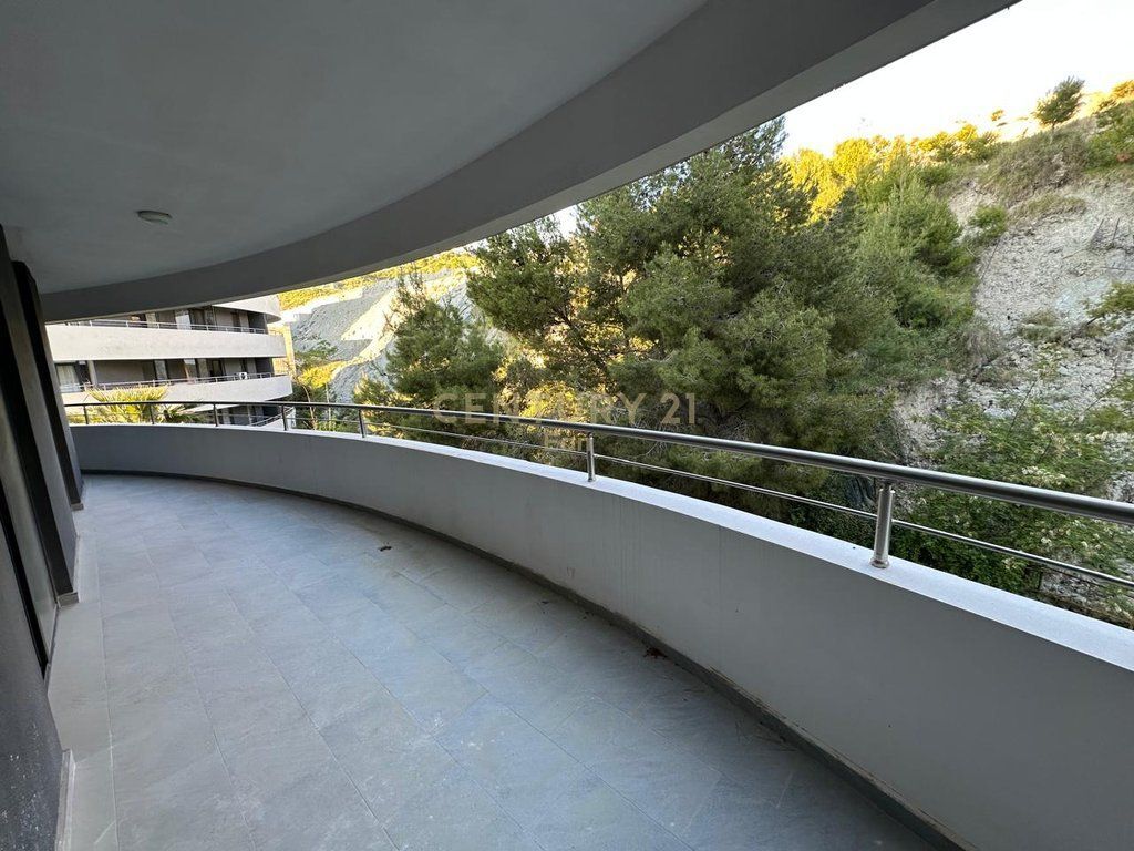 SHITET APARTAMENT 2+1+2 ME PAMJE DETI TEK "WHITE HILL RESIDENCE" NE CURRILA !