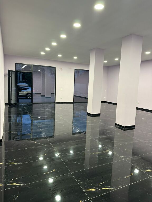 🏢 Shitet Godinë Biznes + Banim,buzë rruge kryesore,afer stadiumit, Kavaje