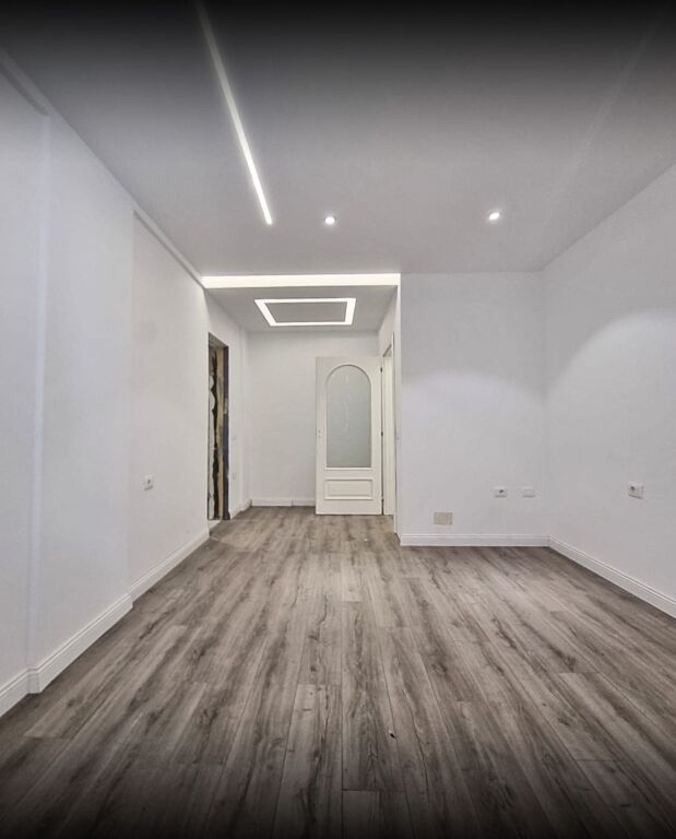 🌟🔑 EXCLUSIVE – FOR RENT! 🔑🌟  📍 Super Location – Pazari i Ri 🚶‍♂️ Street front, with high visibility and fantastic advertising opportunities!  ✨ Newly renovated space