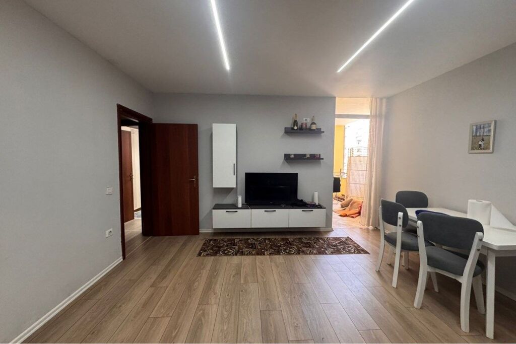 Shitet Apartament 1+1 tek Bar Artisti, Astir