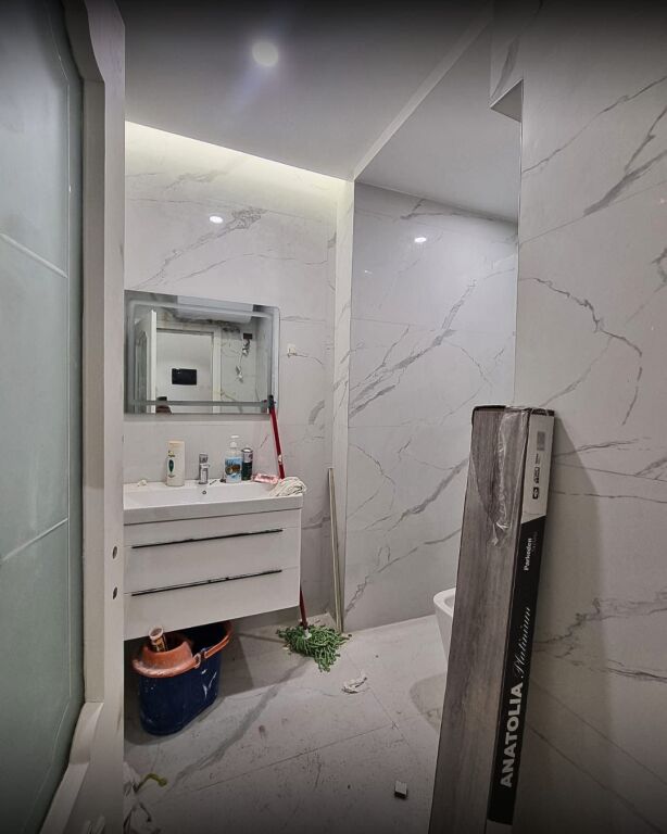 🌟🔑 EXCLUSIVE – FOR RENT! 🔑🌟  📍 Super Location – Pazari i Ri 🚶‍♂️ Street front, with high visibility and fantastic advertising opportunities!  ✨ Newly renovated space