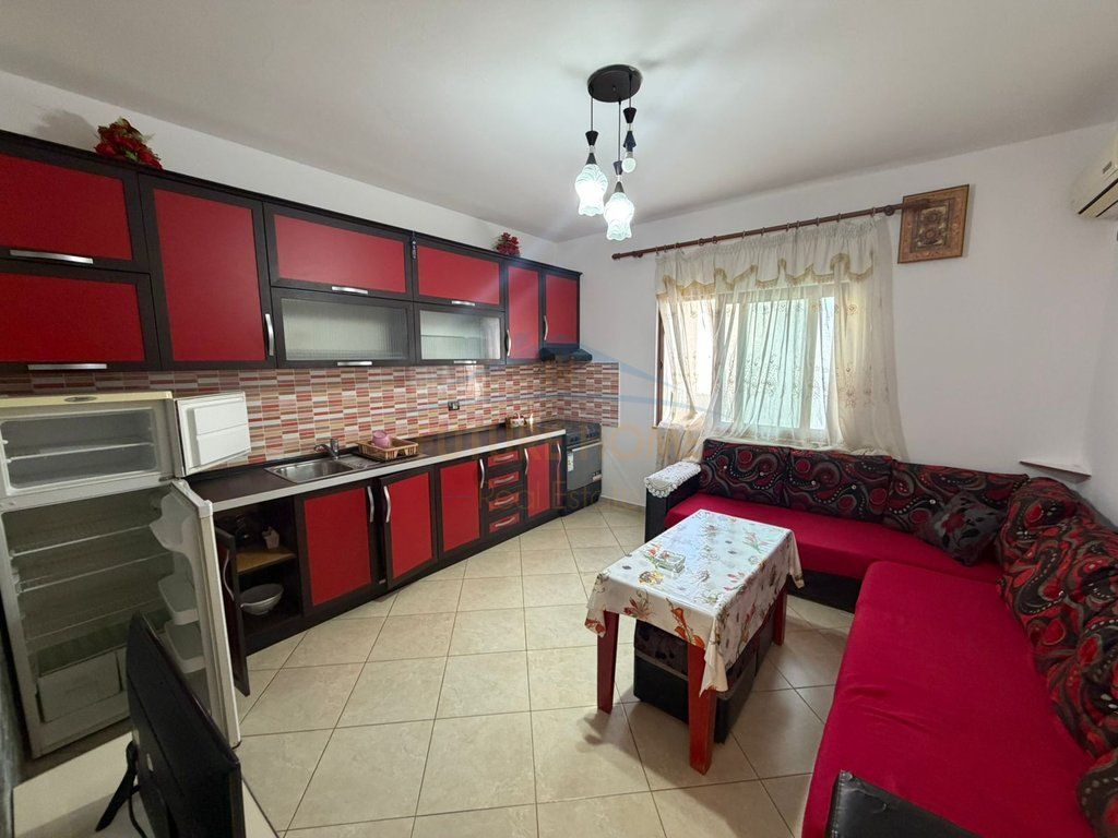 Jap me Qera Apartament 2+1, Rruga 5 Maji