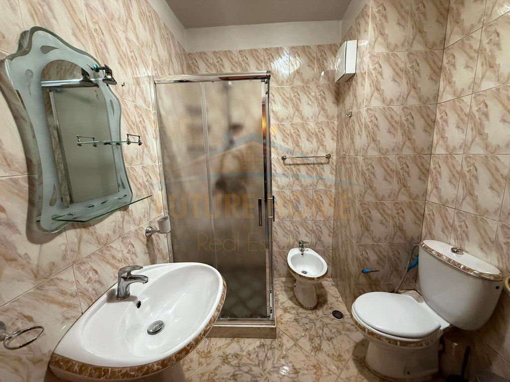 Jap  Apartament 1+1 pranë Shkollës “Dëshmorët e Lirisë” Sheshi Willson