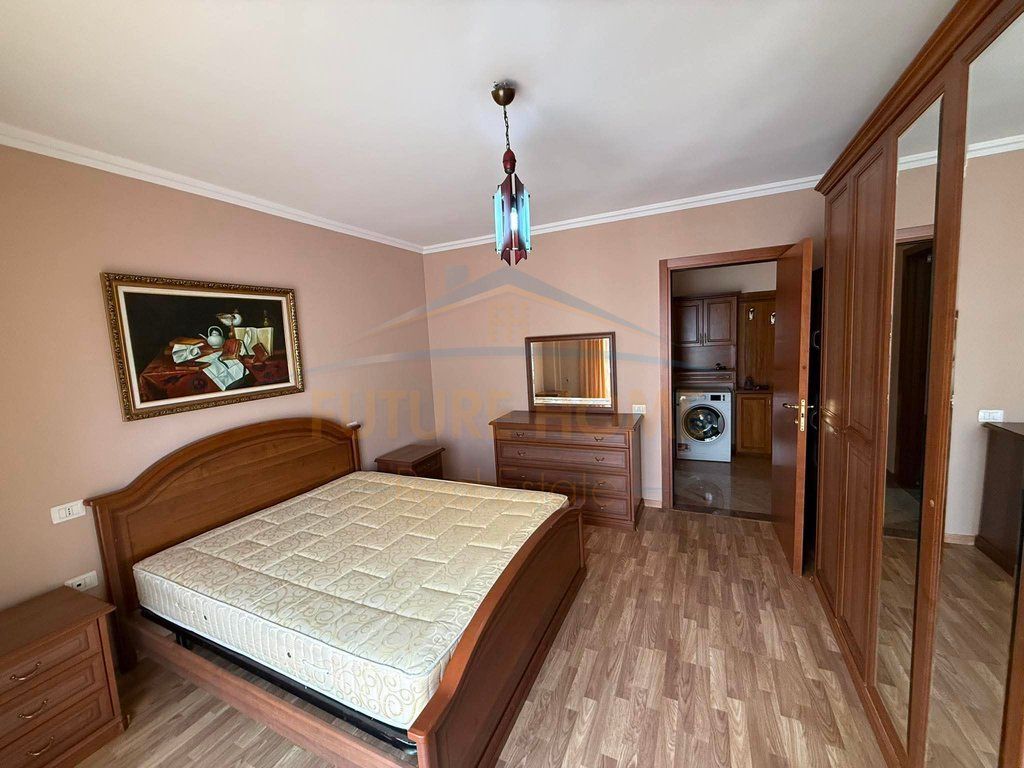 Jap  Apartament 1+1 pranë Shkollës “Dëshmorët e Lirisë” Sheshi Willson