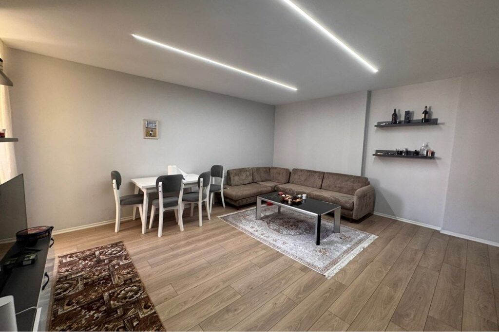 Shitet Apartament 1+1 tek Bar Artisti, Astir