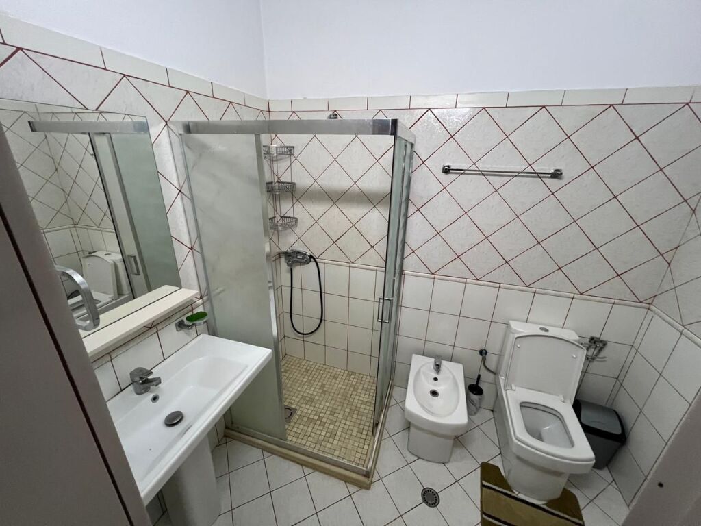 Jepet me qera apartament 2+1 ne Astir , 550 Euro