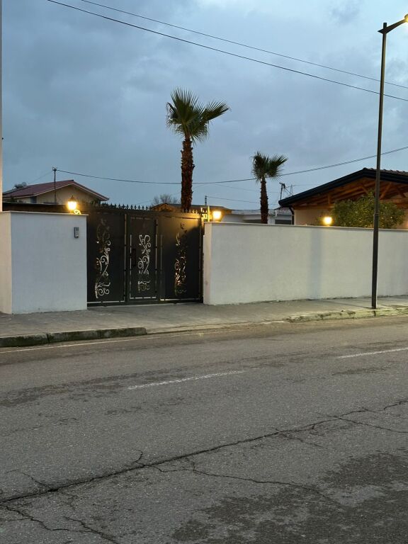 🏢 Shitet Godinë Biznes + Banim,buzë rruge kryesore,afer stadiumit, Kavaje