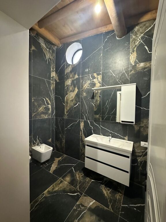 🏢 Shitet Godinë Biznes + Banim,buzë rruge kryesore,afer stadiumit, Kavaje