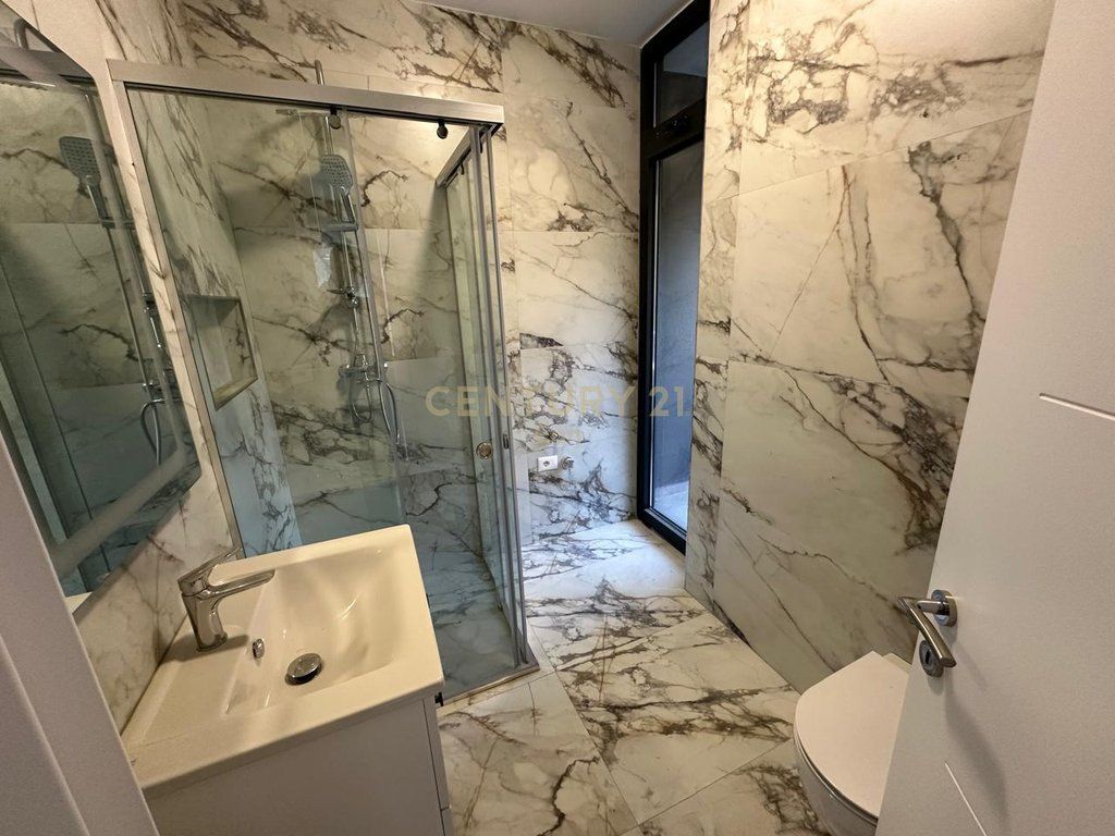 SHITET APARTAMENT 2+1+2 ME PAMJE DETI TEK "WHITE HILL RESIDENCE" NE CURRILA !