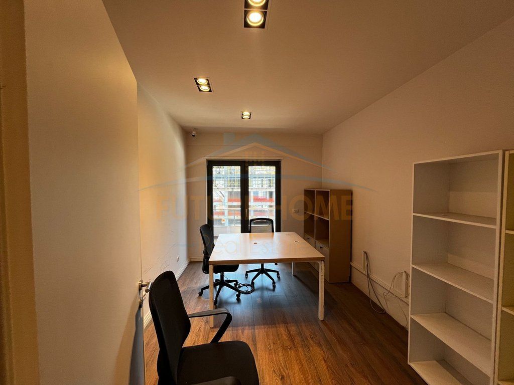 VENDESI APPARTAMENTO 3+1, RING CENTER, ZOGU I ZI