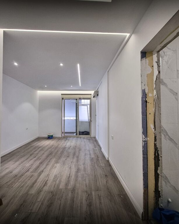 🌟🔑 EXCLUSIVE – FOR RENT! 🔑🌟  📍 Super Location – Pazari i Ri 🚶‍♂️ Street front, with high visibility and fantastic advertising opportunities!  ✨ Newly renovated space