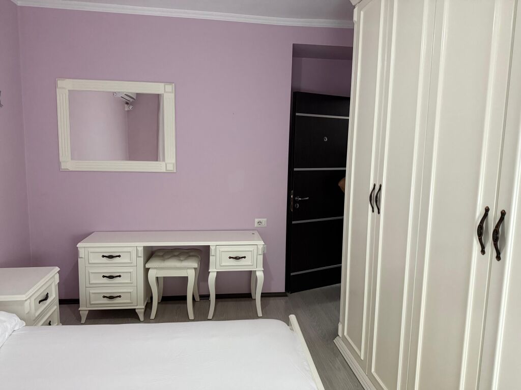 Jepet me qira 2+1+1 Komuna e Parisit 700€