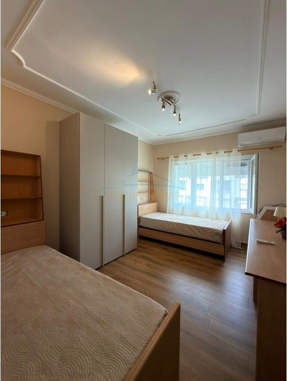 Qira, Apartament 2+1+2 Poste Parkimi, Pazari i Ri.