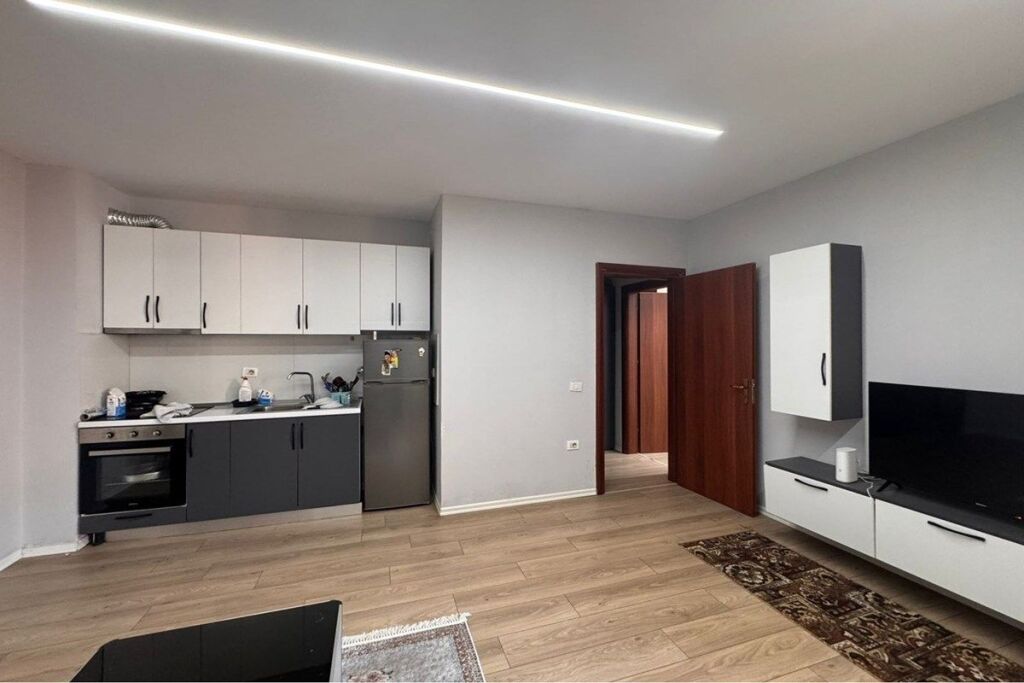 Shitet Apartament 1+1 tek Bar Artisti, Astir