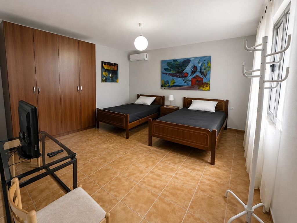 Shtepi 1 katëshe me Qira - Rruga Naum Veqilharxhi, pranë Venue Bar !
