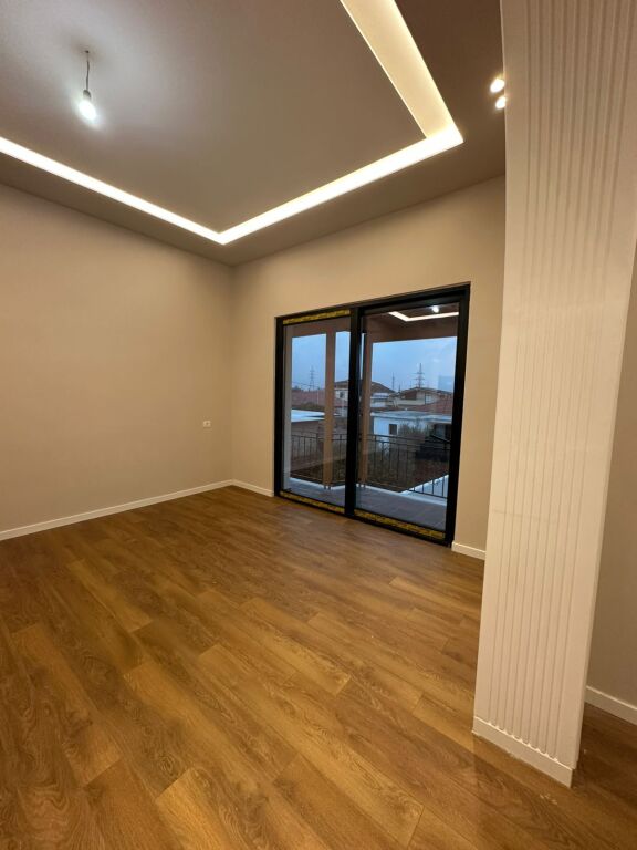 🏢 Shitet Godinë Biznes + Banim,buzë rruge kryesore,afer stadiumit, Kavaje
