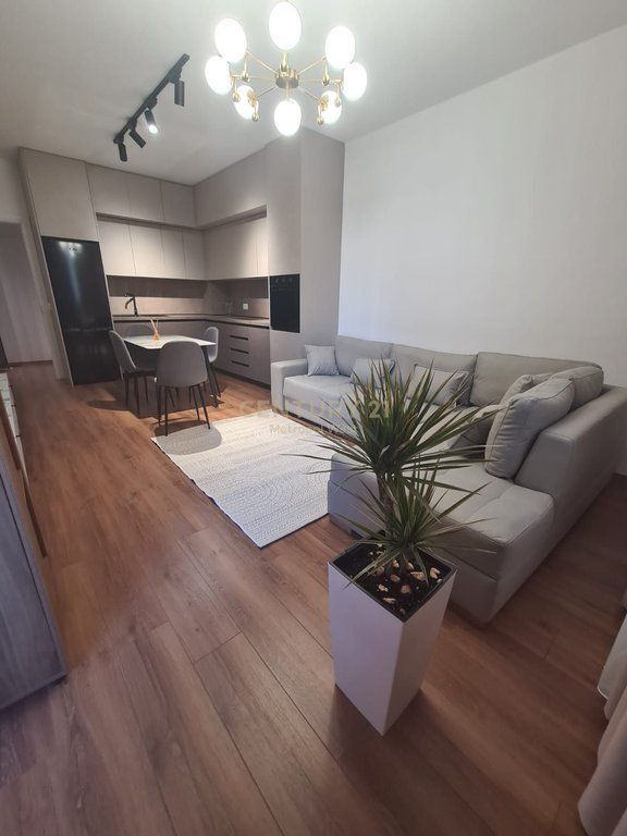 Pranë Ambasadës Amerikane, apartament 1+1 me qira 700 € /Muaj