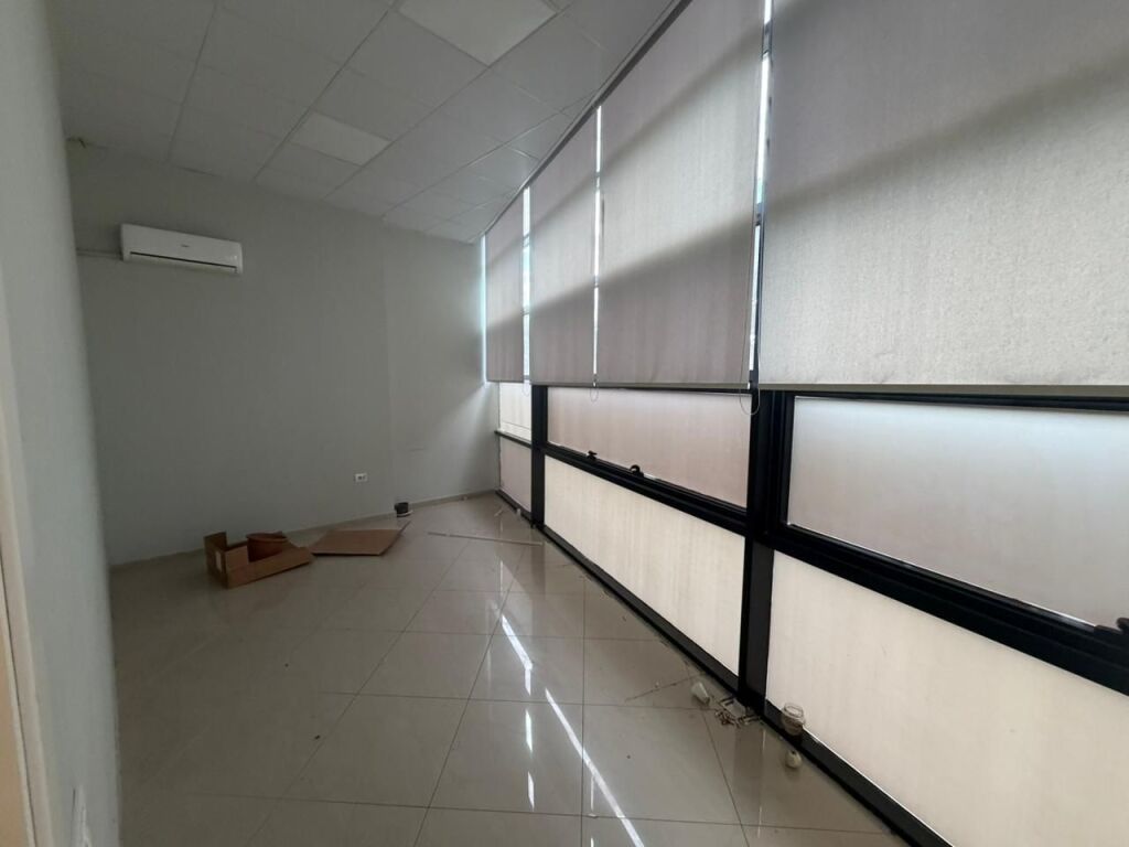 🏢 Ufficio in affitto 👍 📍 Di fronte all'Ospedale Americano 3, con vista sulla strada principale💰 Prezzo: 155.000 Lek/mese (NETTO)