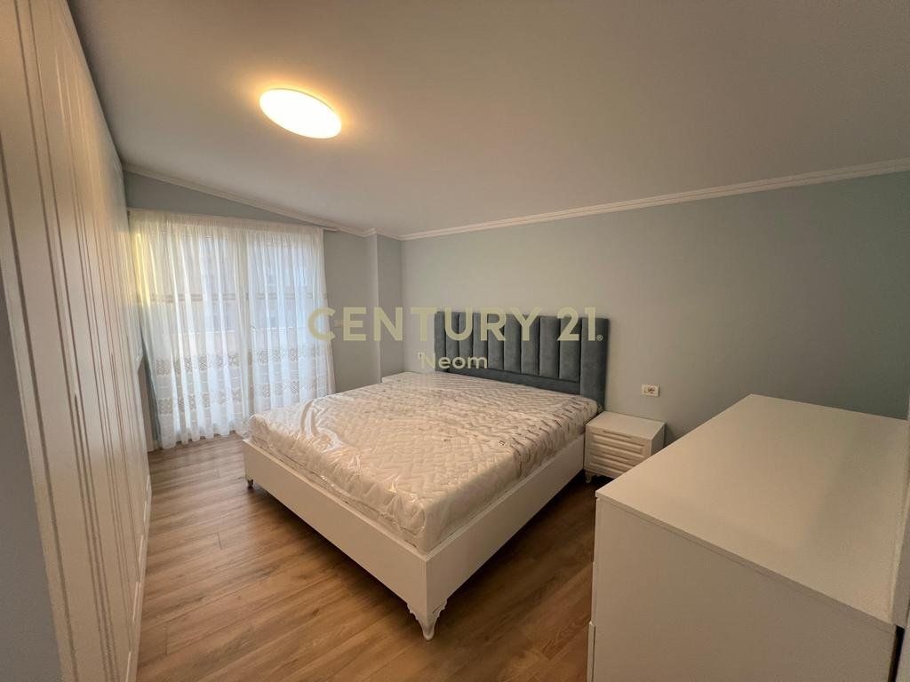 Penthouse modern 2+1+2 me qira tek Liqeni i Thatë