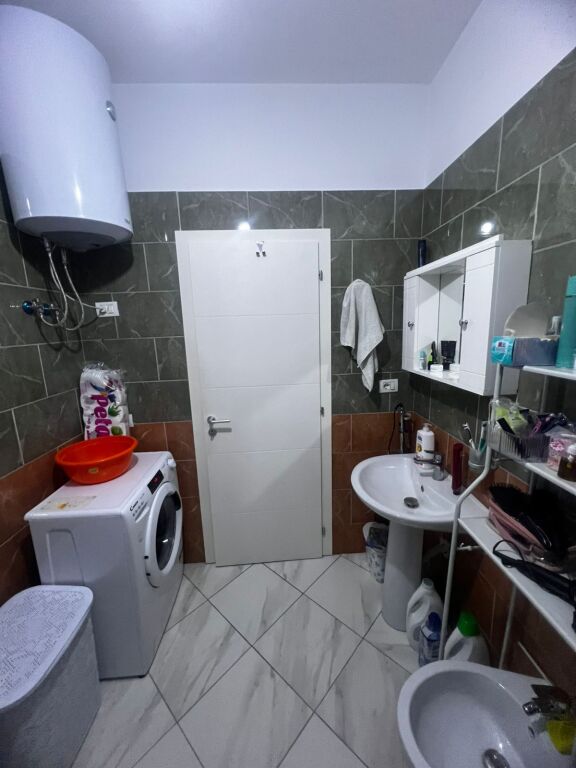 Jepet me qera Apartament 2+1+3 ballkone tek kompleksi Tom Doshit ne shkoze.