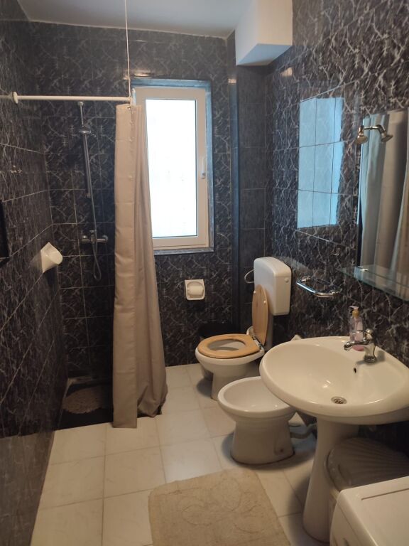 🏠 Appartamento 3+1 in affitto 📍 Via Fortuzi, Tirana💶 60.000 lek/mese