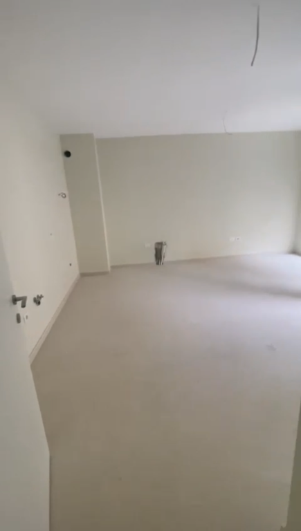 Shitet apartament-shkolla e kuqe