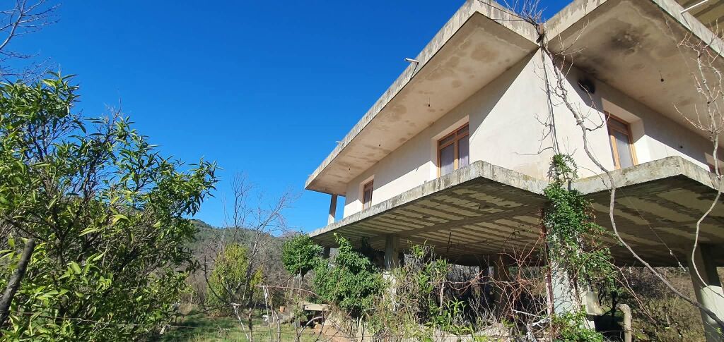 VENDESI CASA SU TRE PIANI + TERRENO, Ibë e Poshtme, Zona rossa