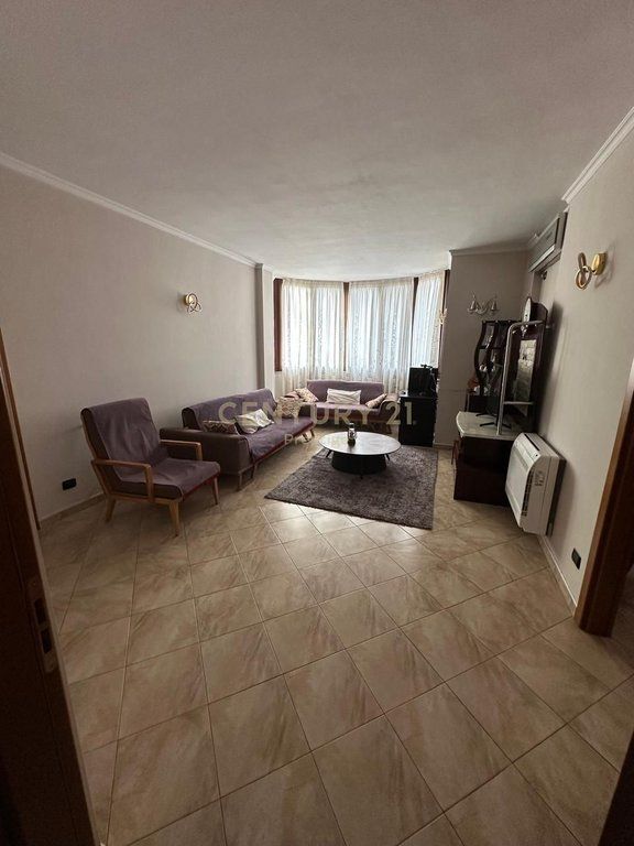 APPARTAMENTO 2+1+2 IN VENDITA VICINO ALL'AMBASCIATA AMERICANA, TIRANA! 226.000 €