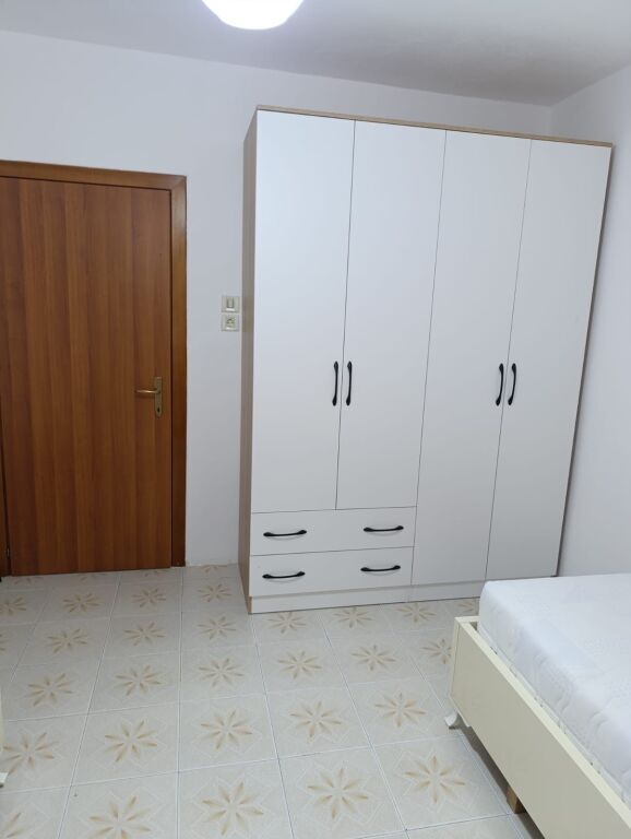 2+1, palazzo vicino alla scuola Myslym Keta, Kombinat, 500 mila lek
