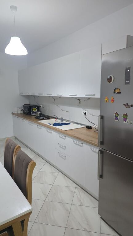 Jepet me qera Apartament 2+1+3 ballkone tek kompleksi Tom Doshit ne shkoze.