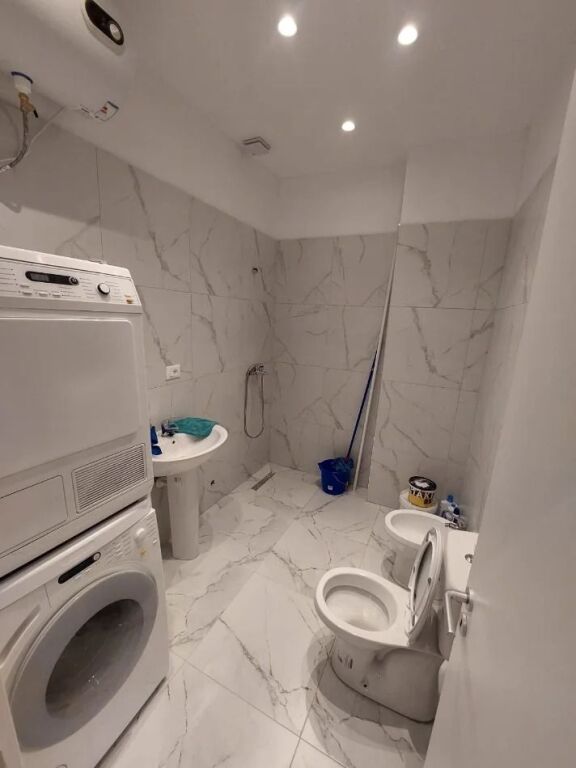 Shitet apartament 1+1 tek Kodra e Diellit , prane Klajdi Taxi .