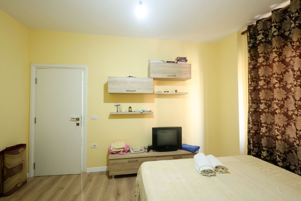 Jepet me qera 1+1 mobiluar ashensor te Gaxherri fresk 25000 lek