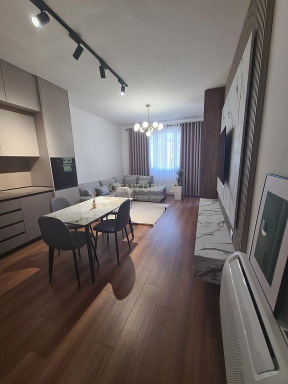 Pranë Ambasadës Amerikane, apartament 1+1 me qira 700 € /Muaj