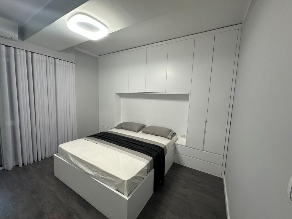 🏢Ish Stacioni i Trenit,Kompleksi Usluga jepet me qera apartament 2+1,i mobiluar.800Euro  .   