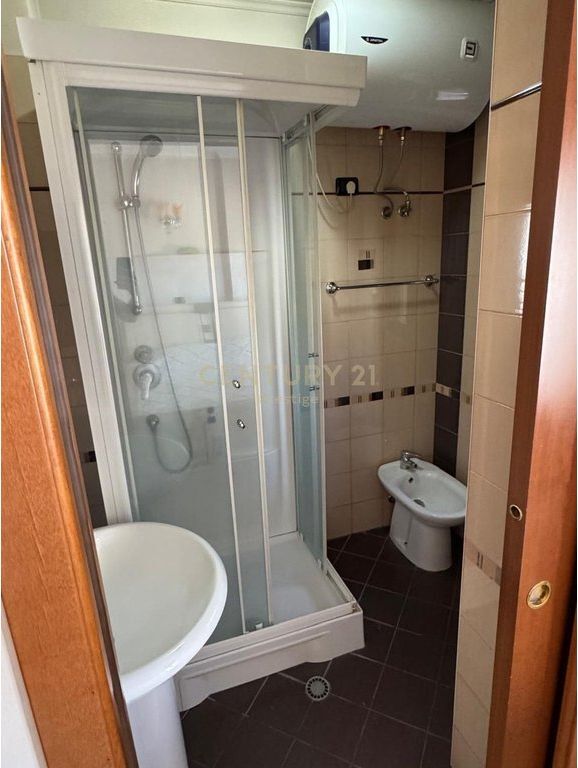 APPARTAMENTO 2+1+2 IN VENDITA VICINO ALL'AMBASCIATA AMERICANA, TIRANA! 226.000 €