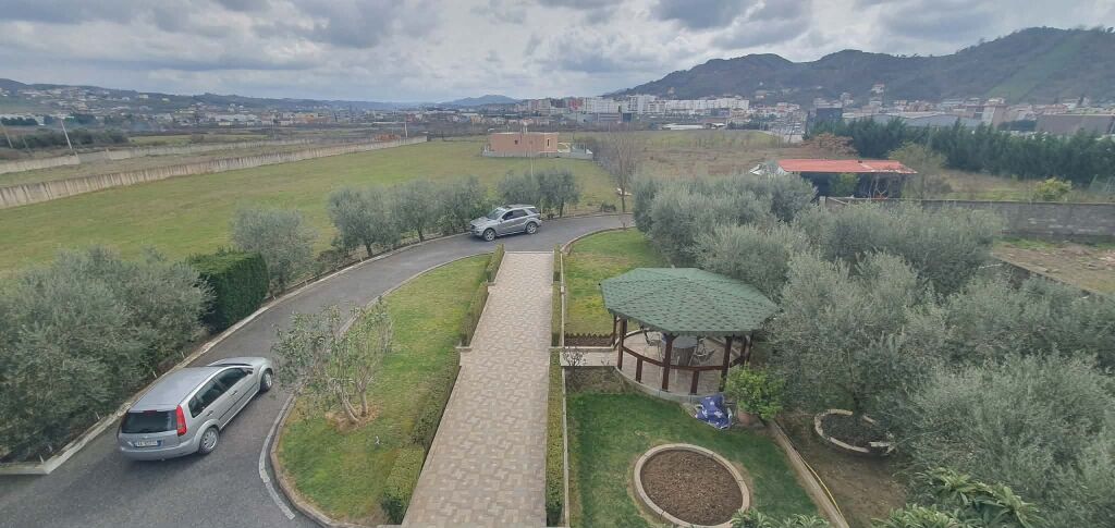 VILLA SU TRE PIANI IN VENDITA  - VORE