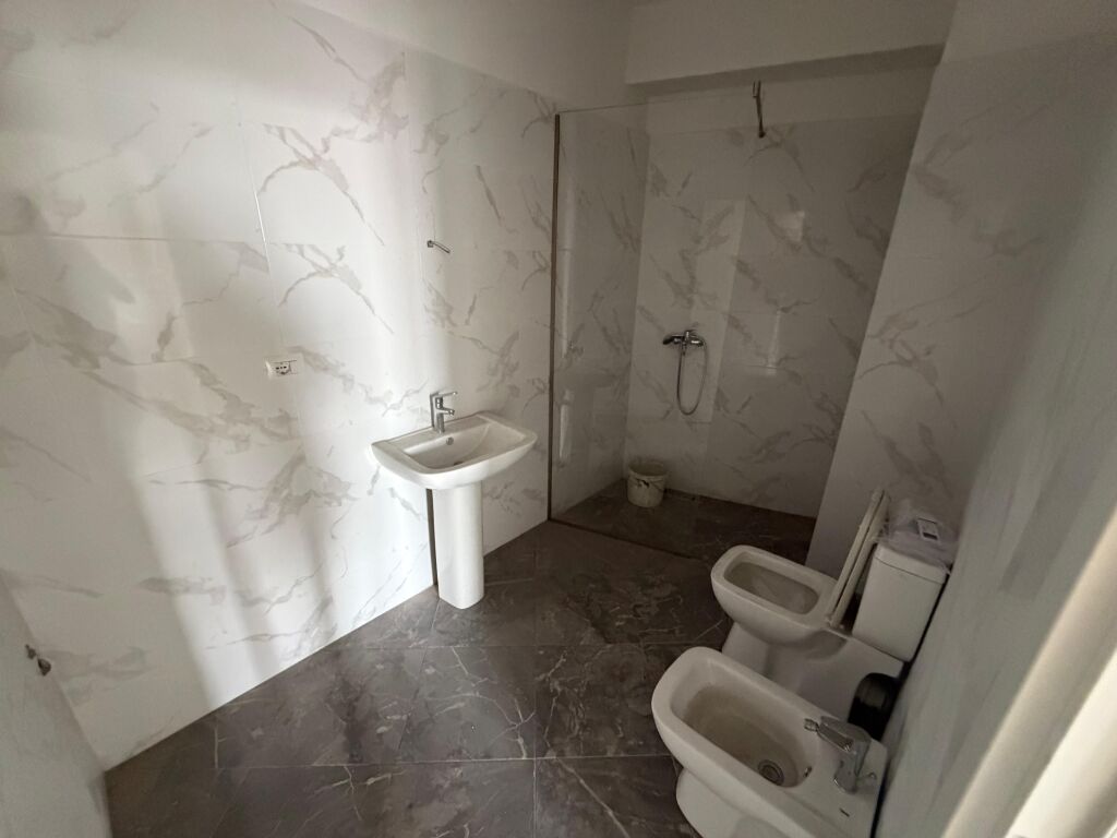 🏢 Jepet me qera apartament 1+1 📍 Përballë Spitalit Amerikan 3